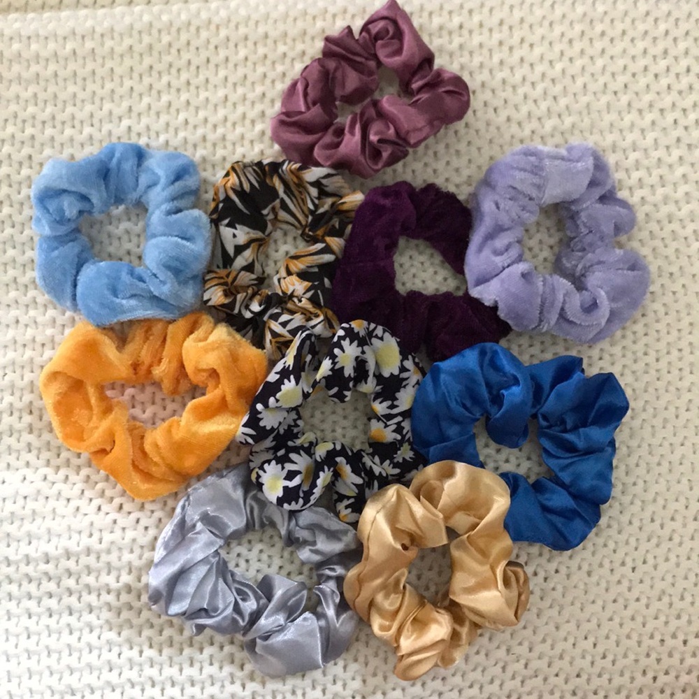 5 NWOT Scrunchies